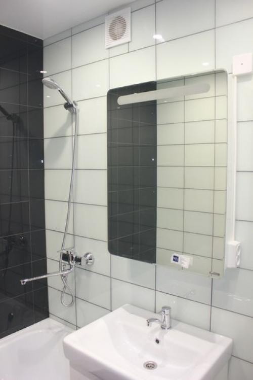 Стеклянная плитка в интерьере ванной комнаты. 01