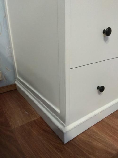 Совсем как шкаф, но ростом ниже, есть ящик в нем, и он подвижен. 03 Совсем как шкаф, но ростом ниже, есть ящик в нем, и он подвижен. 03