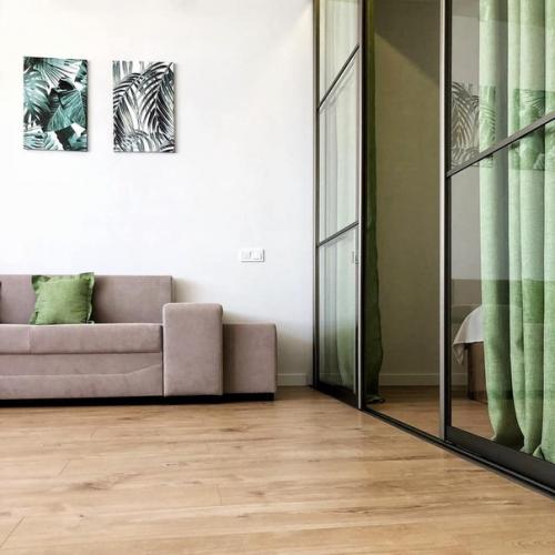 Отгородили себе спальню в небольшой комнате раздвижной перегородкой. 05