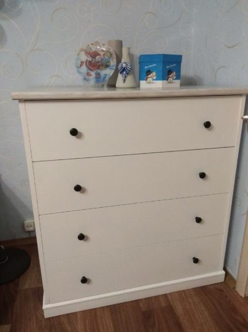 Совсем как шкаф, но ростом ниже, есть ящик в нем, и он подвижен. 01 Совсем как шкаф, но ростом ниже, есть ящик в нем, и он подвижен. 01