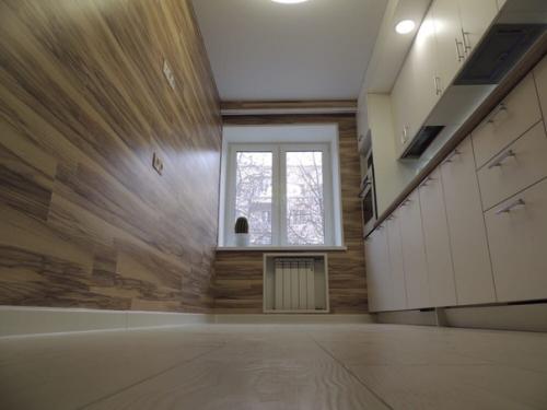 Посмотрите, какая интересная отделка стен кухни ламинатом. 02