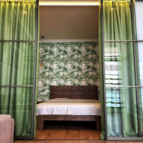 Отгородили себе спальню в небольшой комнате раздвижной перегородкой. 01