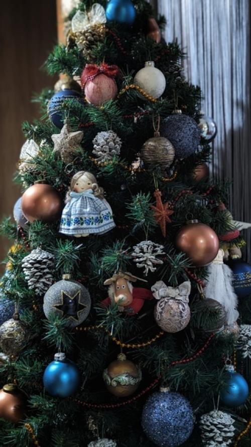 Всем здравствуйте!  Хотелось бы показать вам свою скромную ёлку. 01