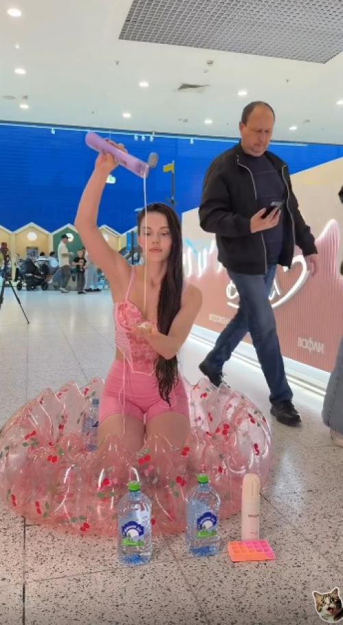 Она решила привести голову в порядок прямо в торговом центре.  