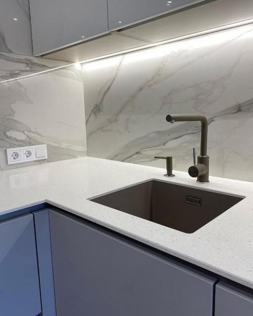 Площадь кухни небольшая, поэтому пришлось крутиться. 03