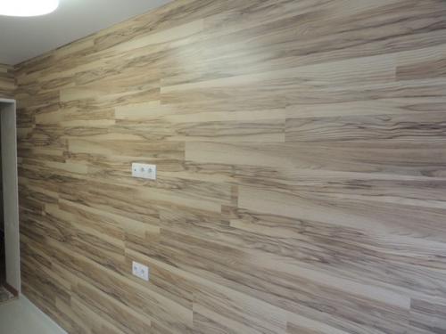 Посмотрите, какая интересная отделка стен кухни ламинатом. 01