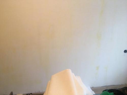 Белые обои поклеили. 04