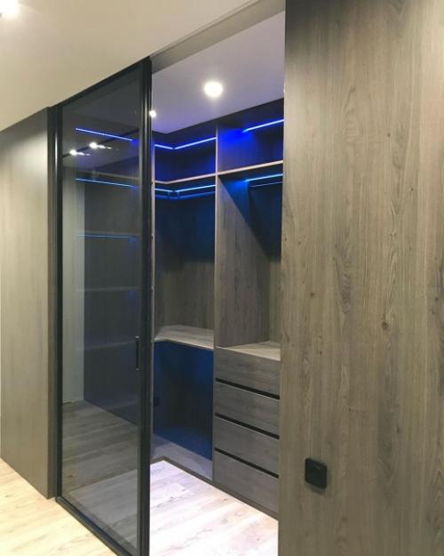 Функциональная гардеробная комната с необычной подсветкой. 03