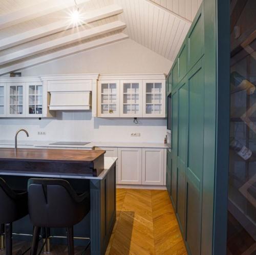 Невероятный дом на берегу озера в окружении заповедного леса после строительства и обустройства. 04