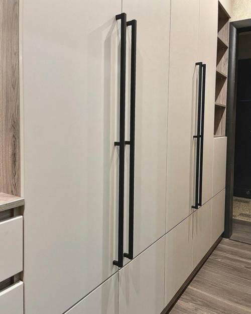 Установили прихожую на всю длину коридора. 03