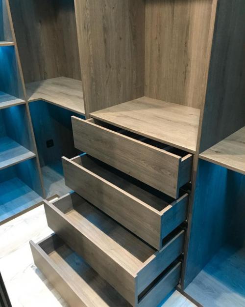 Функциональная гардеробная комната с необычной подсветкой. 06