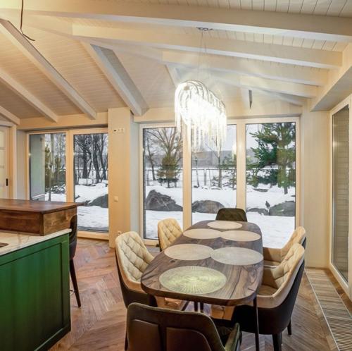 Невероятный дом на берегу озера в окружении заповедного леса после строительства и обустройства. 03