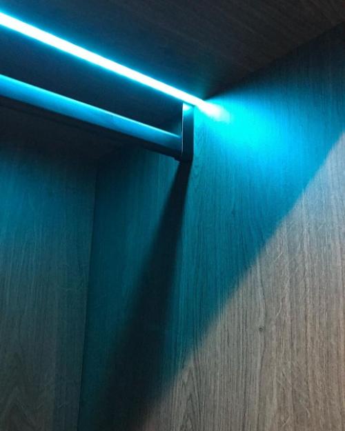 Функциональная гардеробная комната с необычной подсветкой. 09