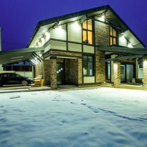 Невероятный дом на берегу озера в окружении заповедного леса после строительства и обустройства. 02