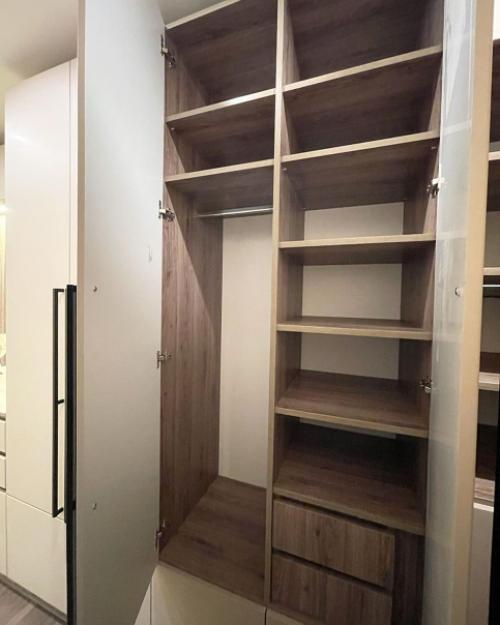 Установили прихожую на всю длину коридора. 06