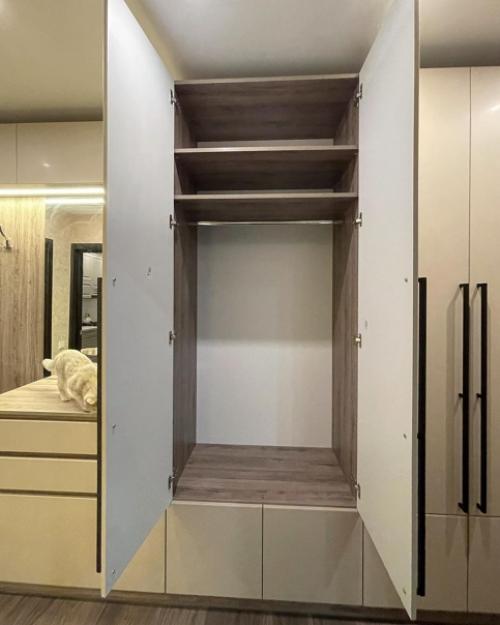 Установили прихожую на всю длину коридора. 05