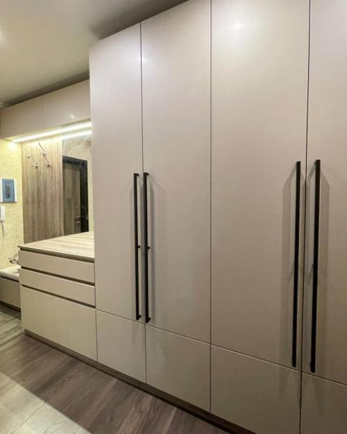 Установили прихожую на всю длину коридора. 01