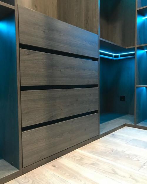 Функциональная гардеробная комната с необычной подсветкой. 05