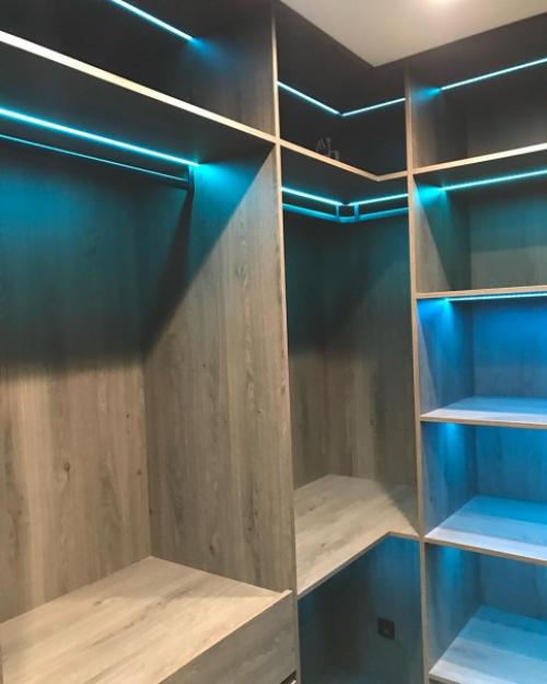 Функциональная гардеробная комната с необычной подсветкой. 07