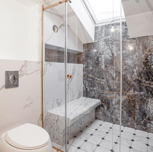 Невероятный дом на берегу озера в окружении заповедного леса после строительства и обустройства. 06