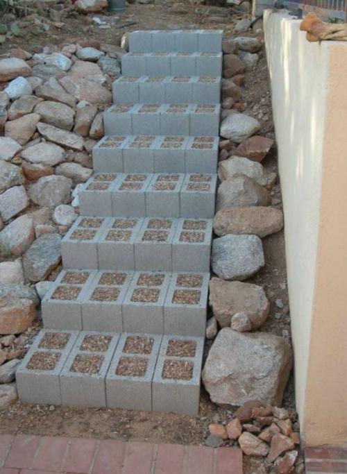 Шлакоблоки - это универсальный и доступный материал, который можно использовать далеко не только для строительства стен. 02