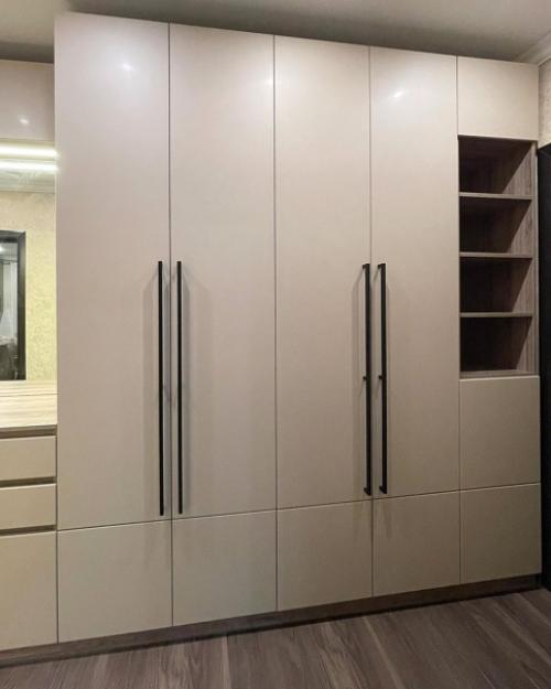 Установили прихожую на всю длину коридора. 02