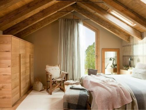 Довольно часто мансарду используют как кладовку, куда отправляются чемоданы, старые коробки и вещи на Всякий Случай. 01