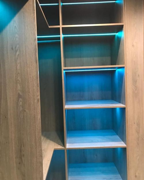 Функциональная гардеробная комната с необычной подсветкой. 08