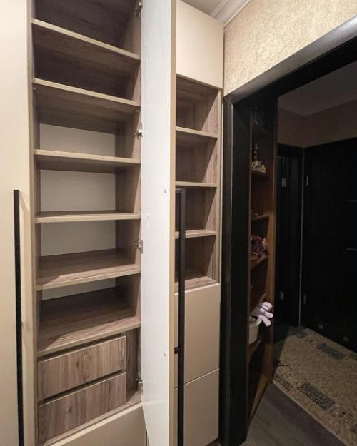 Установили прихожую на всю длину коридора. 07