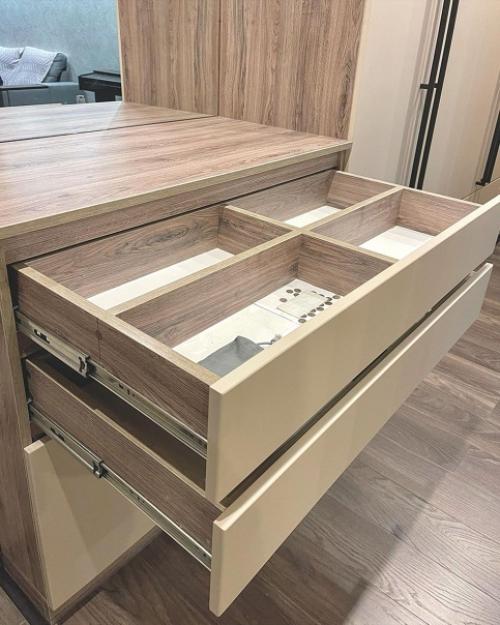 Установили прихожую на всю длину коридора. 04