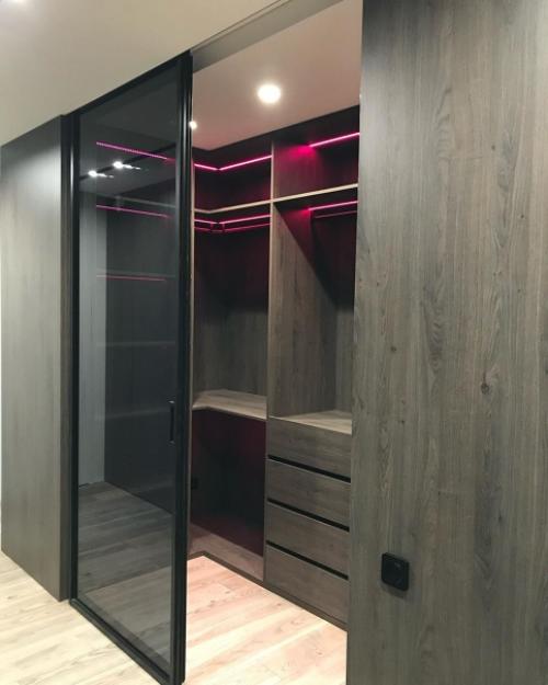 Функциональная гардеробная комната с необычной подсветкой. 02