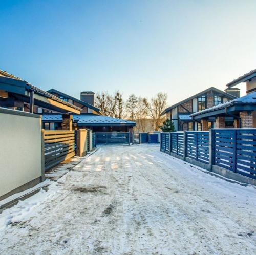 Невероятный дом на берегу озера в окружении заповедного леса после строительства и обустройства. 01