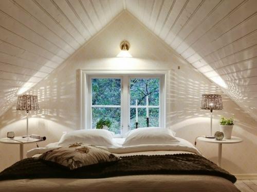 Довольно часто мансарду используют как кладовку, куда отправляются чемоданы, старые коробки и вещи на Всякий Случай. 02