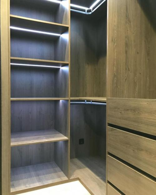 Функциональная гардеробная комната с необычной подсветкой. 04