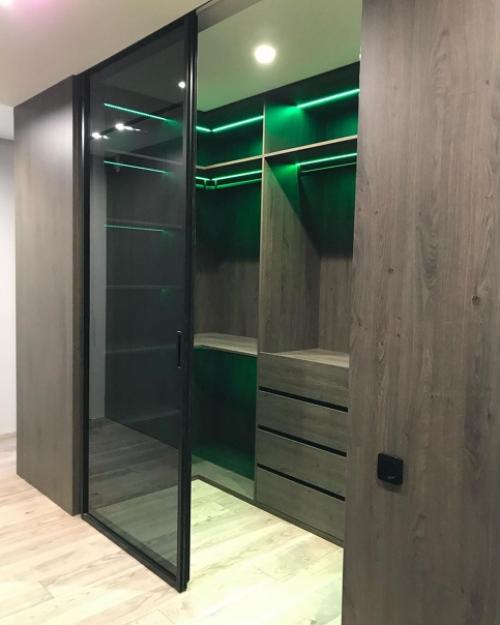 Функциональная гардеробная комната с необычной подсветкой. 01