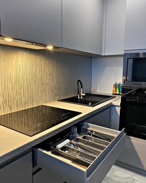 Шикарный матовый серый цвет на кухне. 01