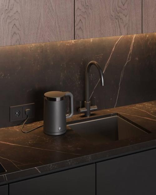 Темные интерьеры создают уникальную атмосферу элегантности, смелости и приватности, что придает помещению изысканность и шарм. 06