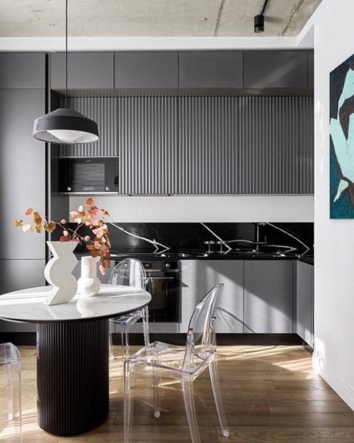 Оригинальный итерьер квартиры в светлых тонах с интересным декором и мебелью. 01