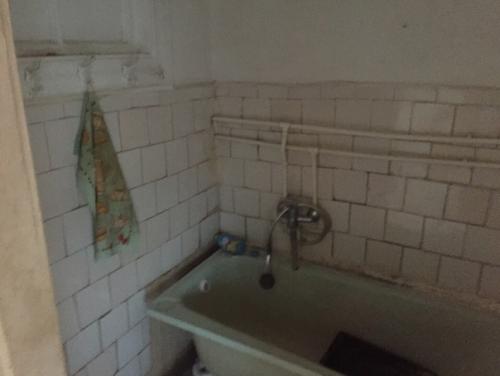 Купили с мужем двушку в доме старого типа. 03