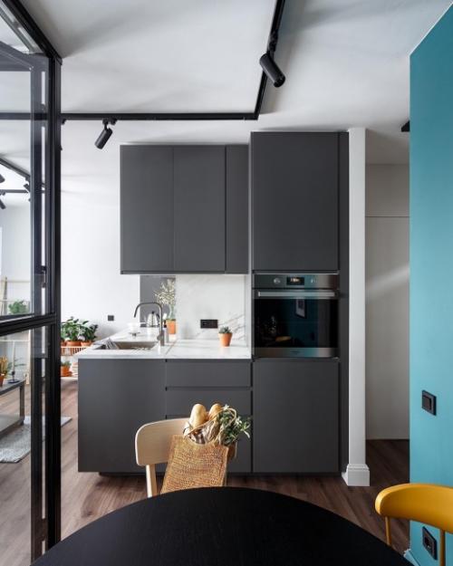 Изначально это была стандартная однушка с небольшой кухней, вытянутой комнатой с балконом и раздельными санузлами. 04