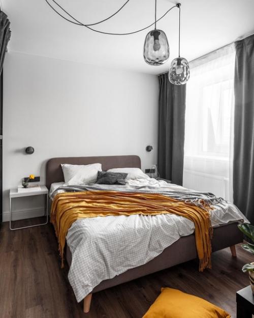 Изначально это была стандартная однушка с небольшой кухней, вытянутой комнатой с балконом и раздельными санузлами. 03