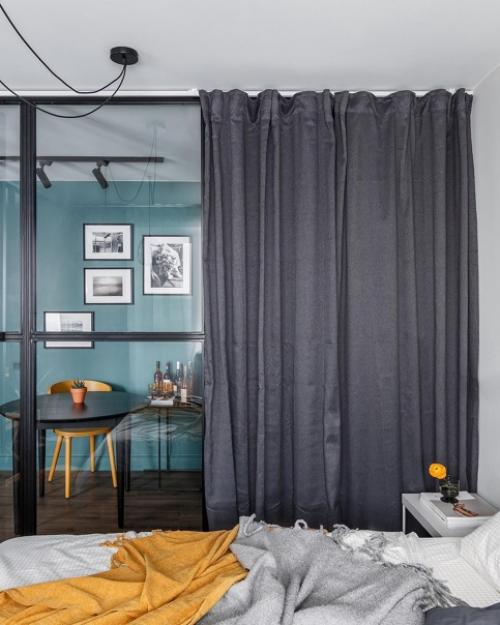 Изначально это была стандартная однушка с небольшой кухней, вытянутой комнатой с балконом и раздельными санузлами. 06