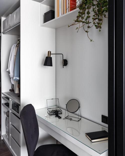 Изначально это была стандартная однушка с небольшой кухней, вытянутой комнатой с балконом и раздельными санузлами. 07