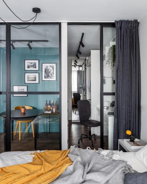 Изначально это была стандартная однушка с небольшой кухней, вытянутой комнатой с балконом и раздельными санузлами. 05