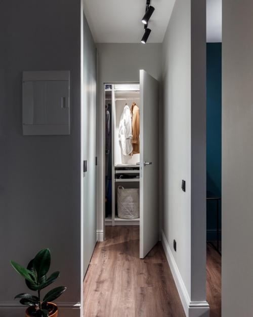 Изначально это была стандартная однушка с небольшой кухней, вытянутой комнатой с балконом и раздельными санузлами. 08