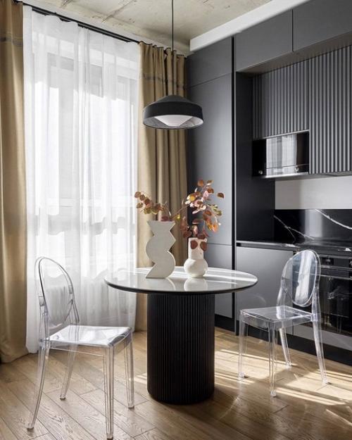 Оригинальный итерьер квартиры в светлых тонах с интересным декором и мебелью. 02