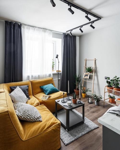 Изначально это была стандартная однушка с небольшой кухней, вытянутой комнатой с балконом и раздельными санузлами. 01