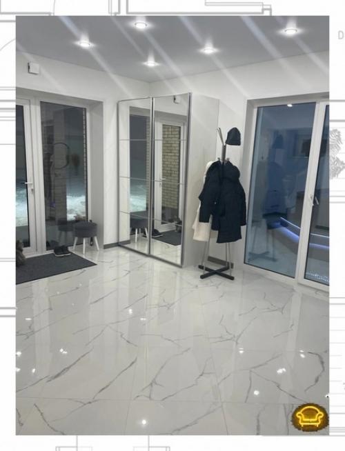 Для обустройства помещения в стиле хай - тек преимущественно используются металлические и стеклянные детали. 04