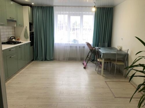 90 кв.  м весь ремонт руками мужа сделан. 01