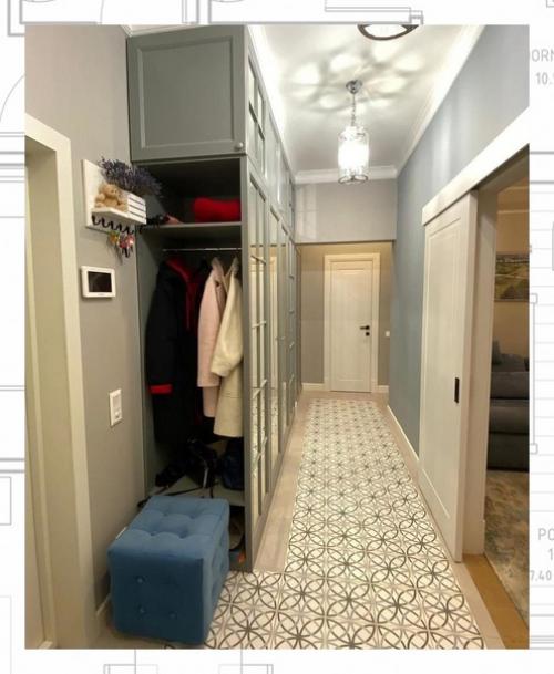 Классические стеллажи с большими полочками также отлично подойдут для зонирования комнаты на спальню и гостиную. 04